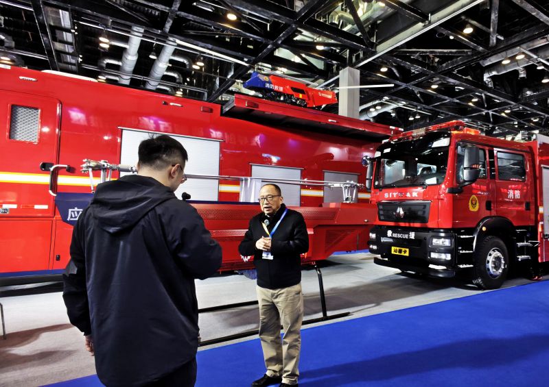 新华社报道猎鹰消防：看科技“神器”助力灾害救援